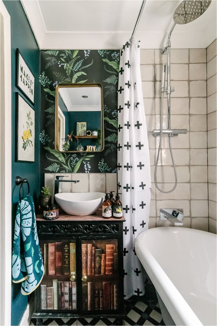 Wall paint bathroom outlet